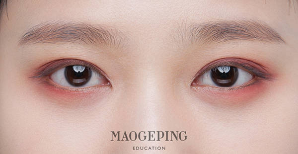 第二步:上下眼皮用橘粉色眼影薄薄的晕染一层.