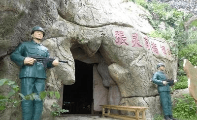 孟良崮战役张灵甫身处绝境而就在一旁的李天霞为何见死不救