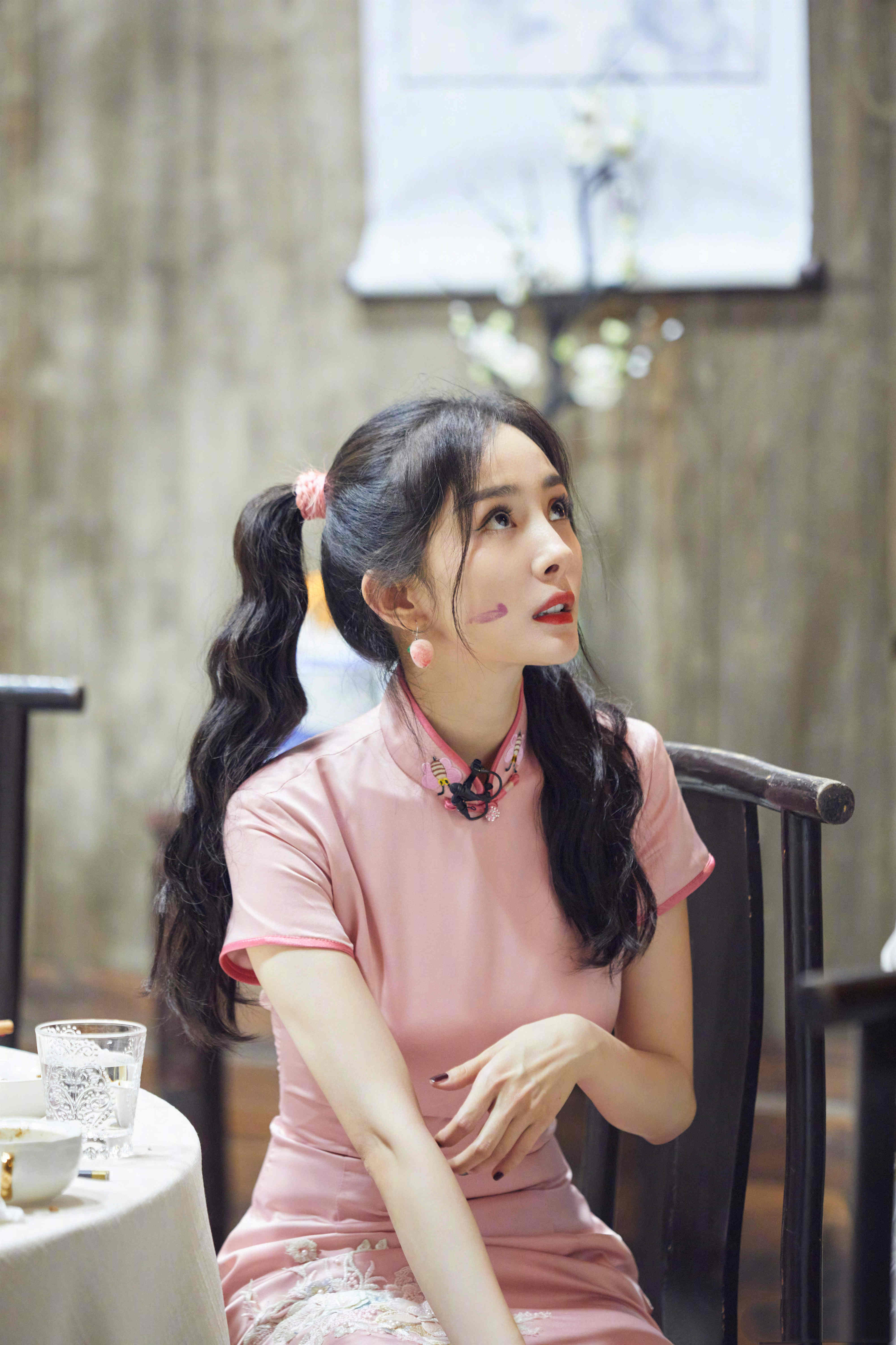 杨幂粉色旗袍造型曝光少女感十足人间水蜜桃