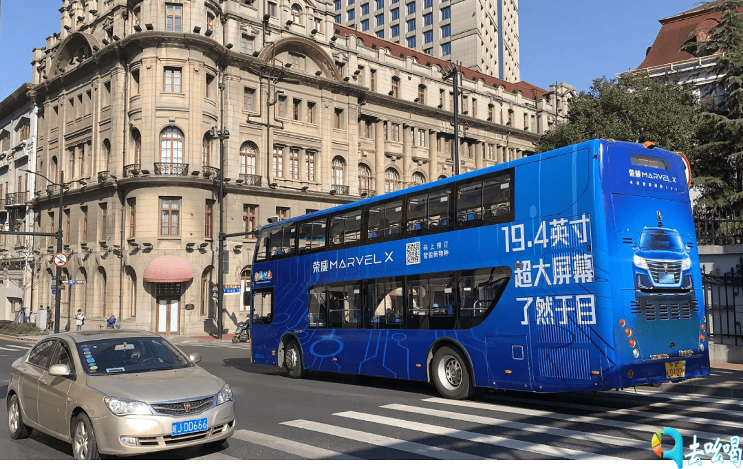 过上海,一定在外滩附近见过双层公交车,它是经过特定线路的旅游观光车