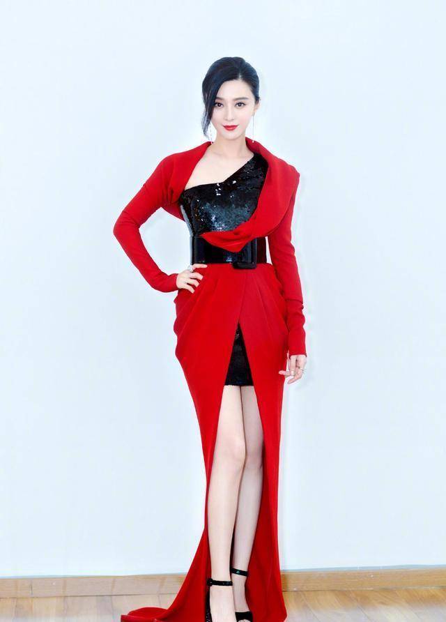 范冰冰又搞"幺蛾子"!穿金色礼服不行,还要在肩膀上扛朵"花"