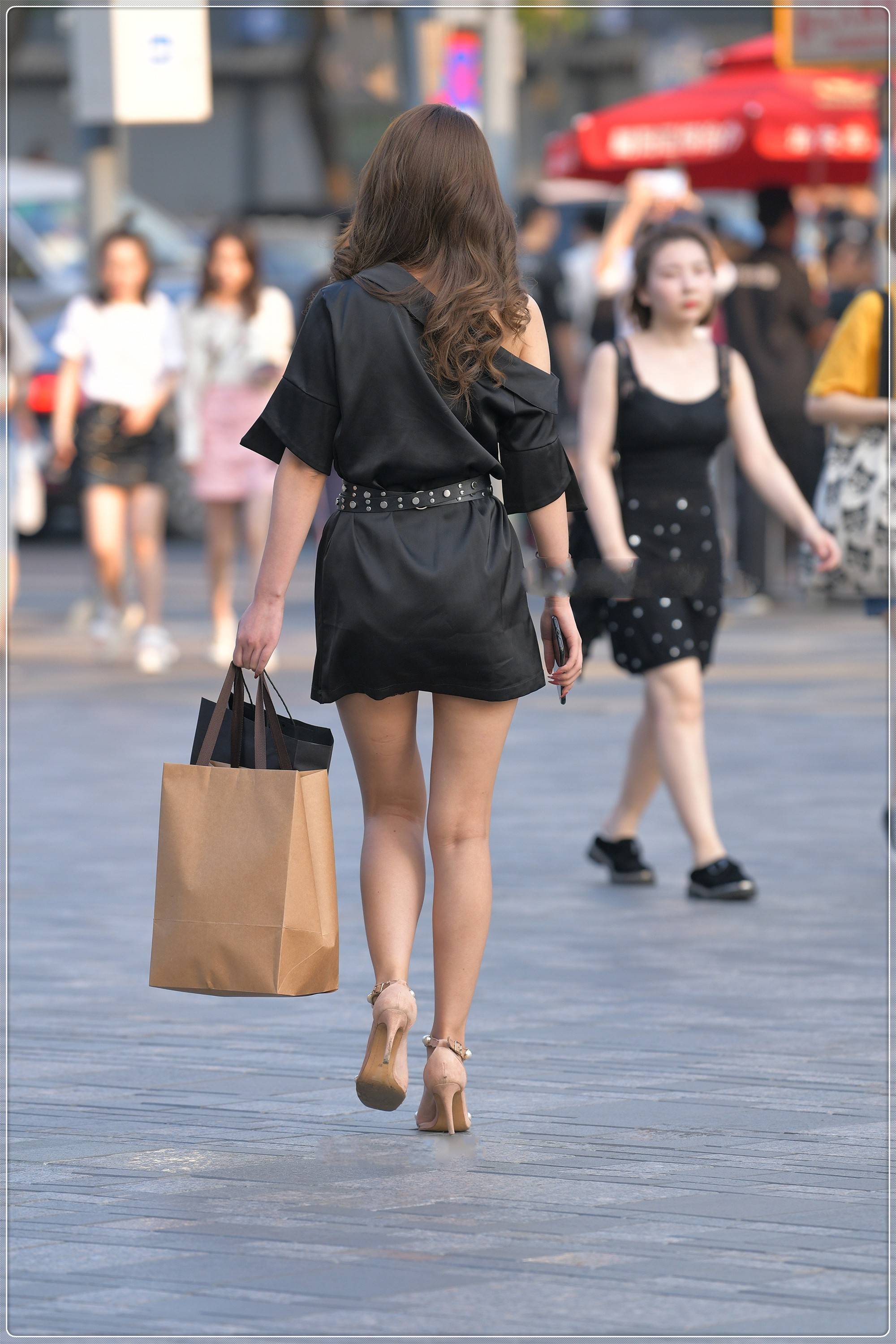 黑色连体裙搭配白色珍珠凉鞋又酷又飒美感十足