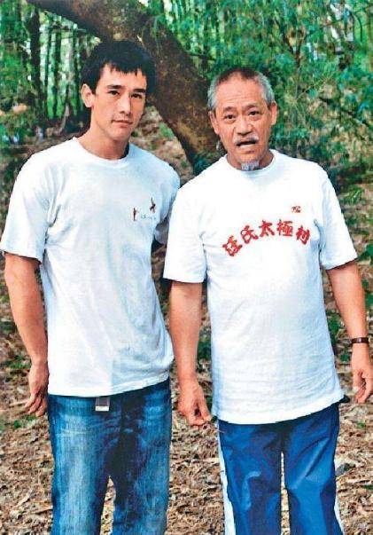 吴耀汉:富二代出身,片酬过万身价过亿,如今每月洗肾四次续命_父亲