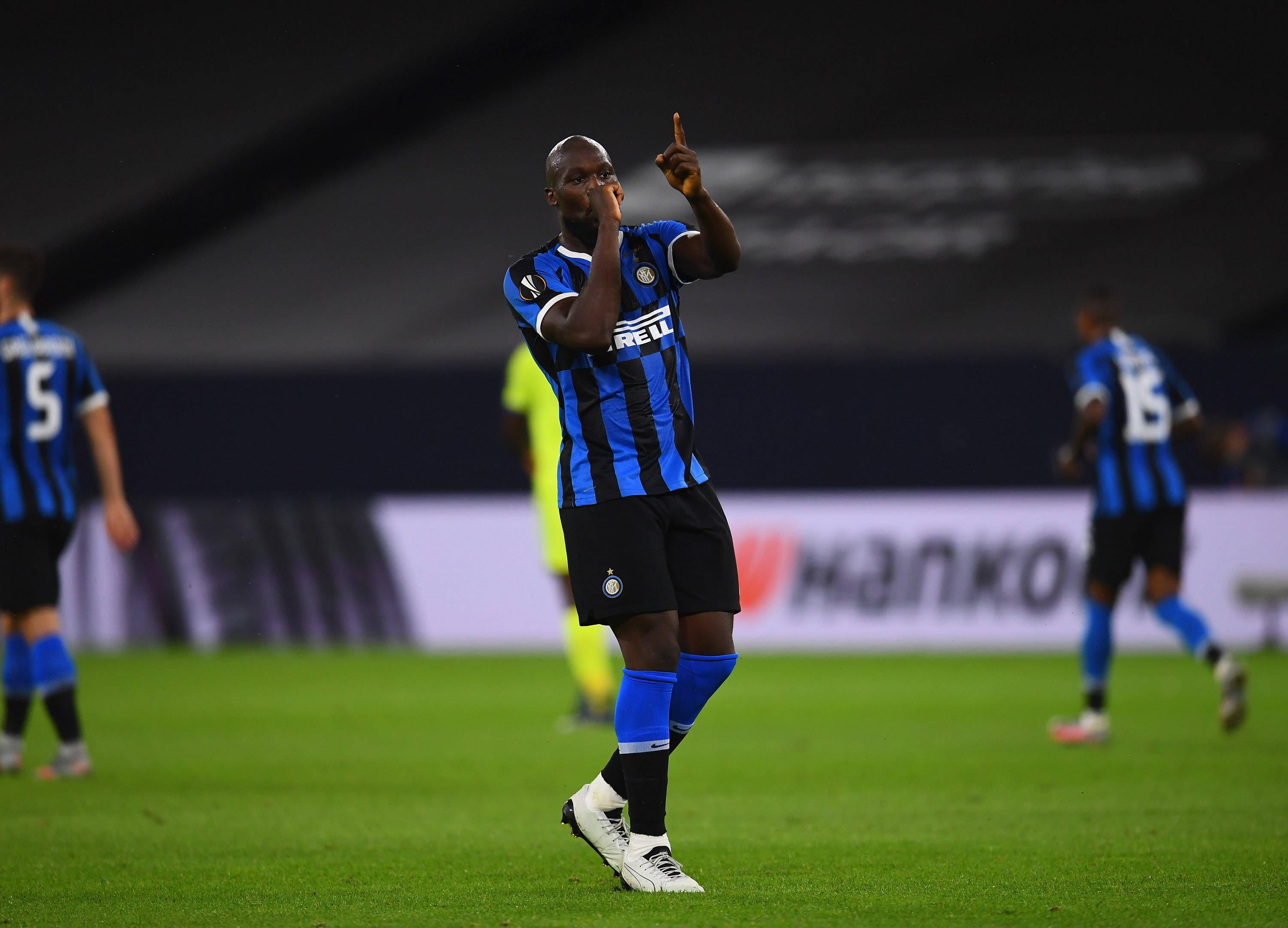 高清图卢卡库比心吮指撒狗粮激情撞胸劳塔罗