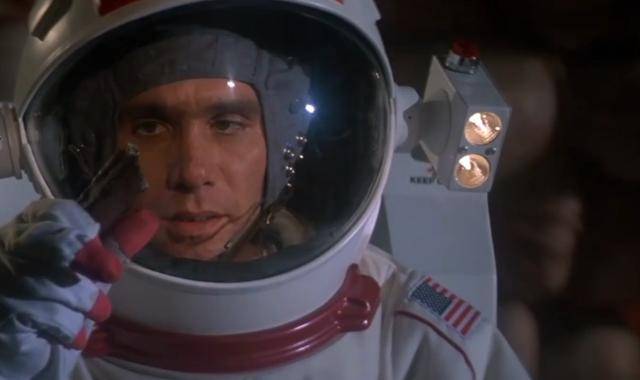 电影《宇宙天魔》:吸血鬼变身为美女,被她吻一下,立马就被榨干