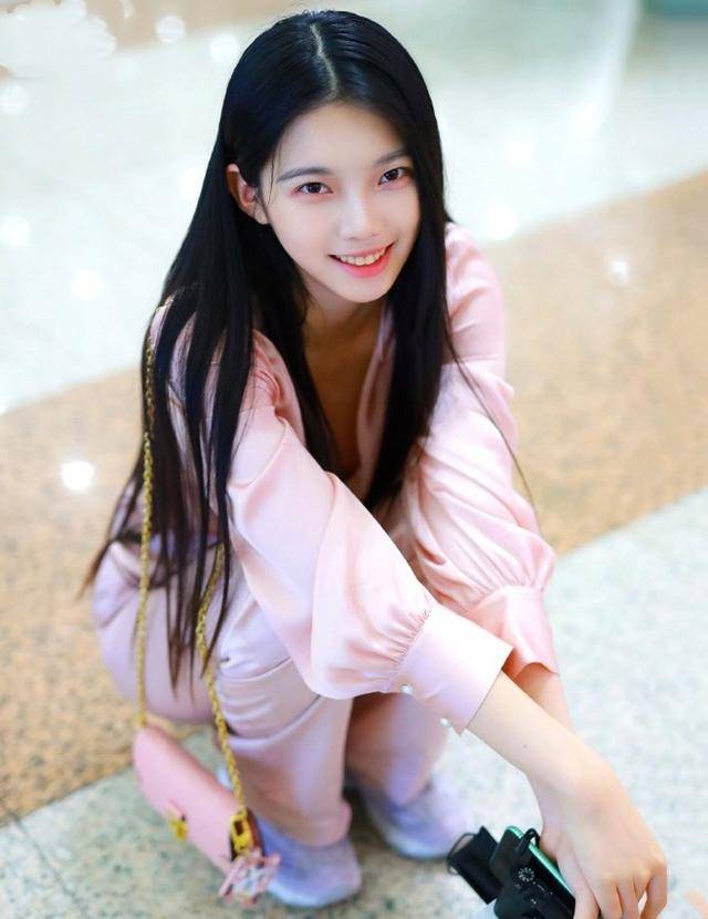 原创"淡黄的长裙"女主李熙凝,粉色一身又纯又甜,少女感十足