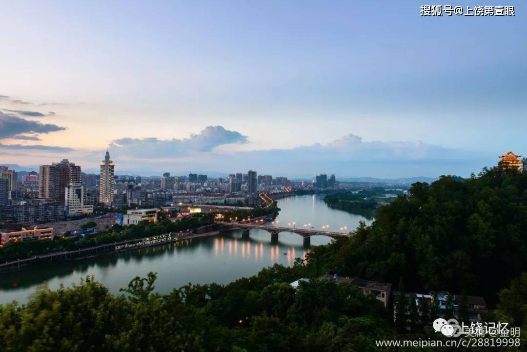 上饶古称信州,位于江西省东北部,东联浙江,南挺福建,北接安徽,处于