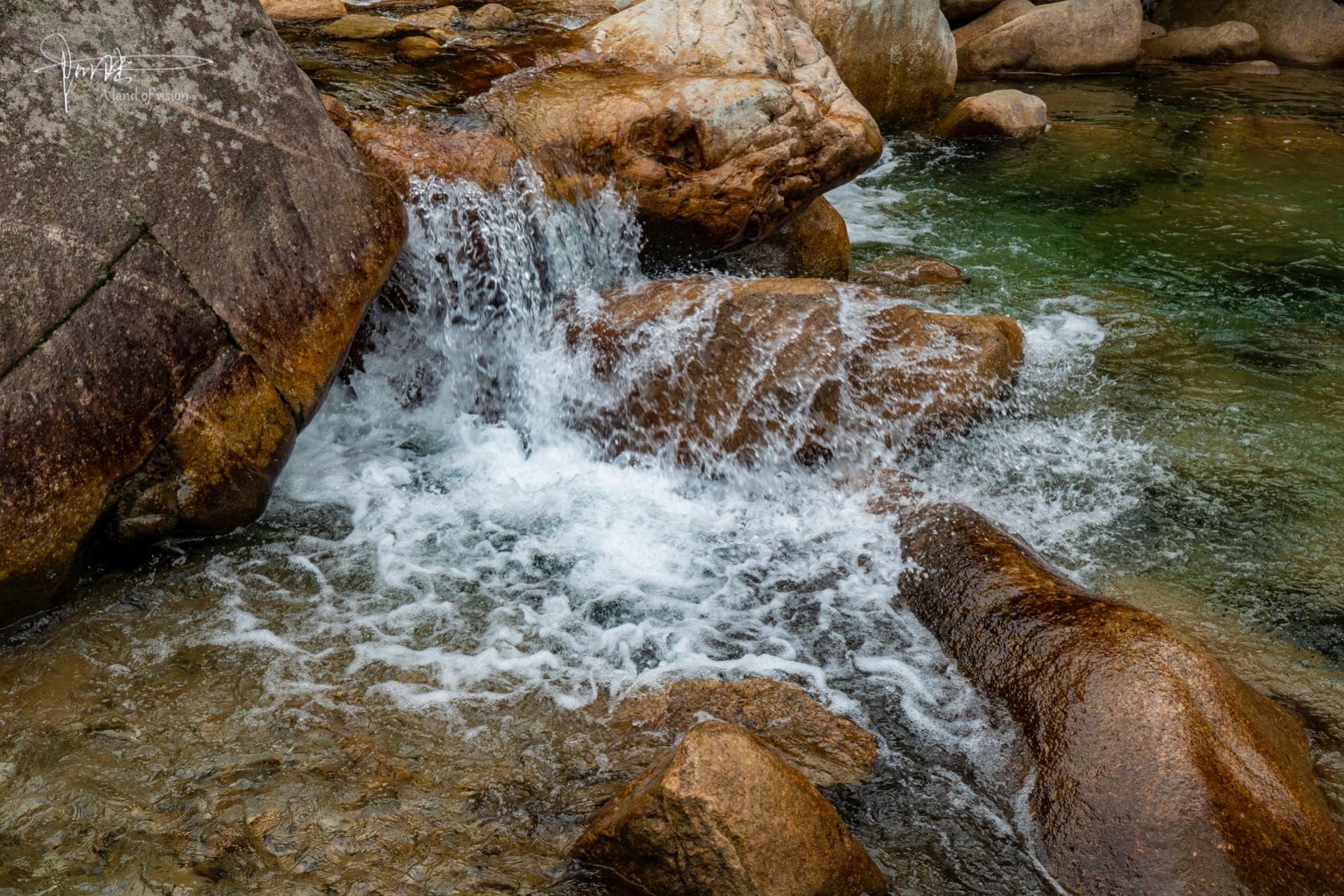 大明山的水,碧绿清澈,让人恨不得脱鞋下去踩几下