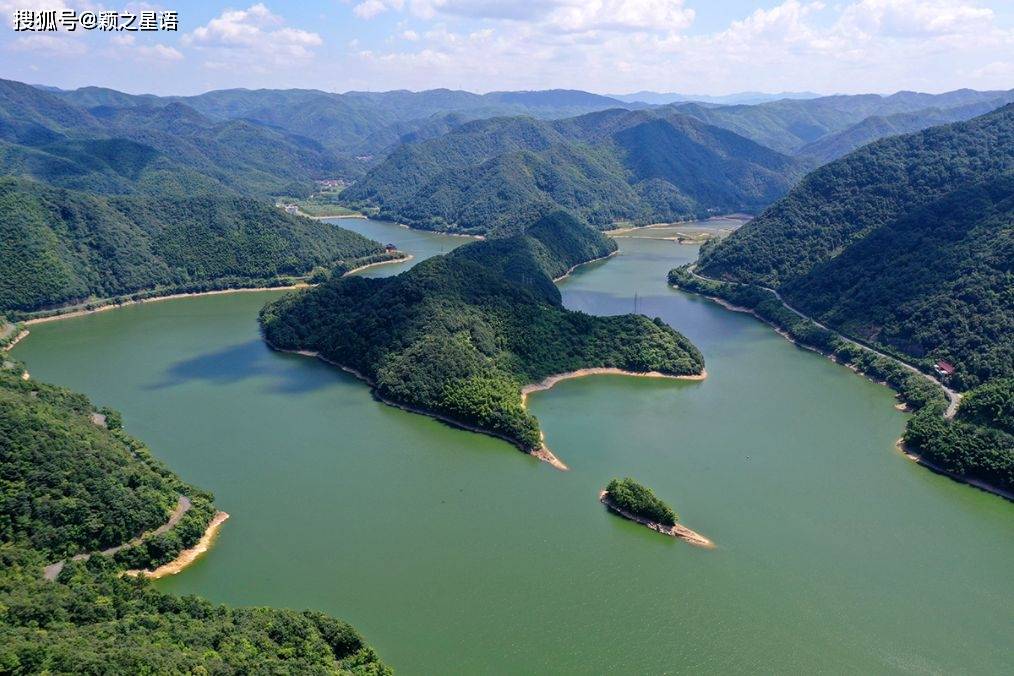 兩條溪流被稱為陸埠水庫的兩蛟水源,分水嶺以南為餘姚市鹿亭鄉