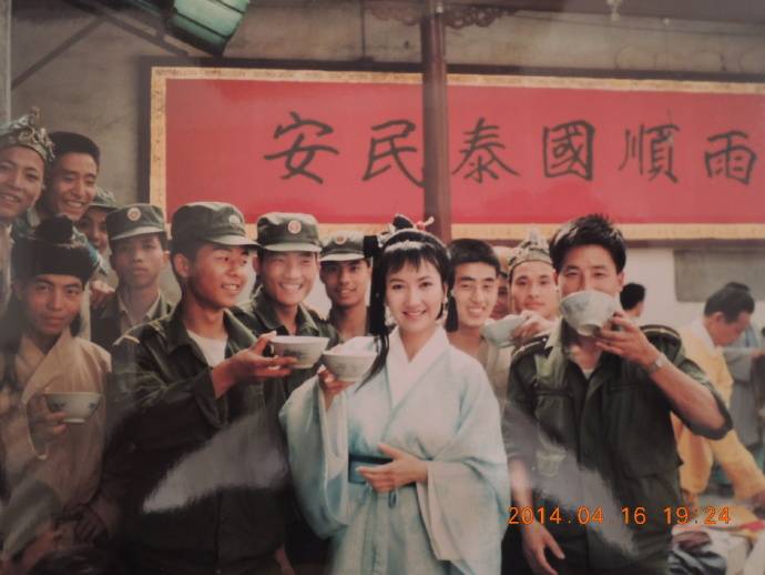 《新白娘子传奇》幕后花絮:演职人员吃冰棍,喝汽水防暑降温