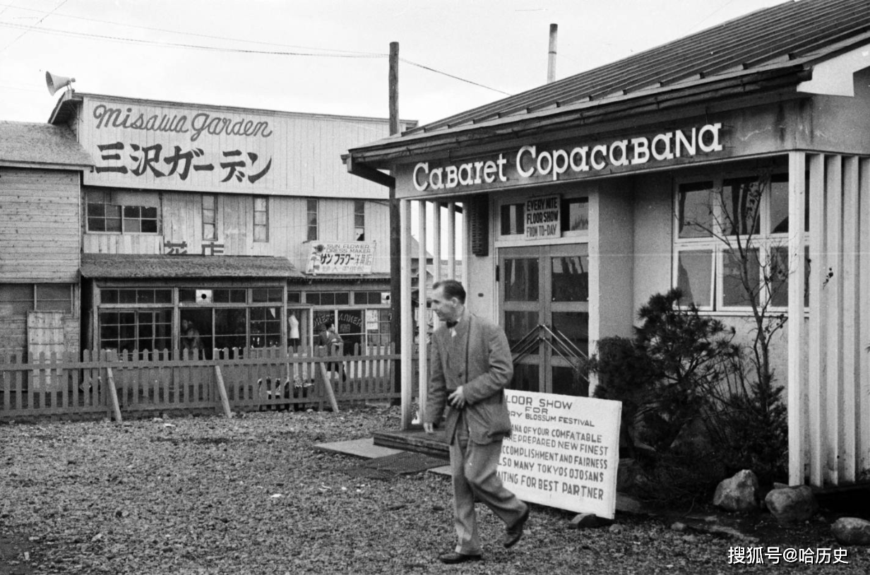 1/ 12 东京街头反串演员,手举广告牌宣传演出.