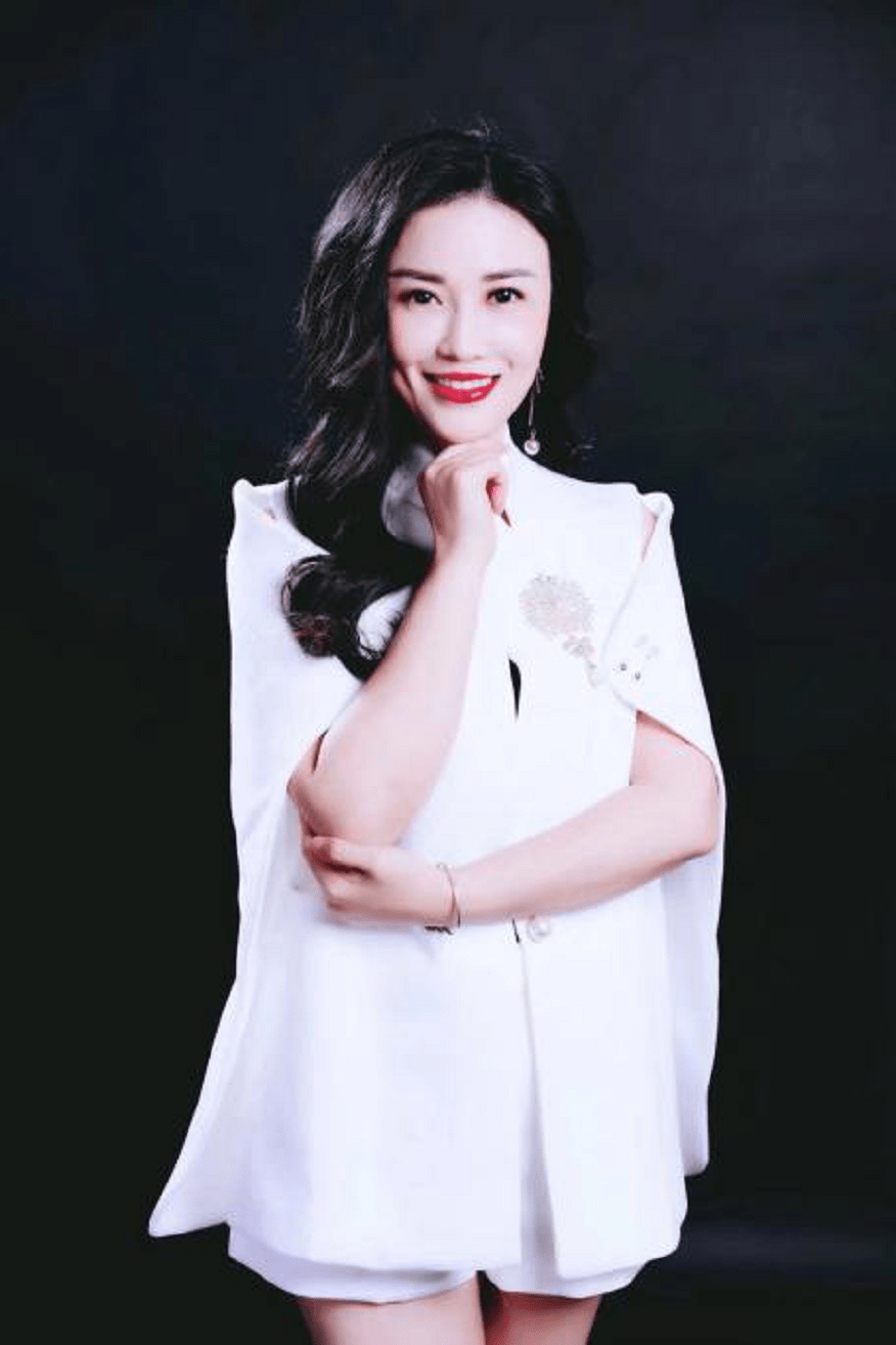 其实不然,她是赵芷歆 ,一个拥有爱美情怀和追求美丽事业的人,而她表白