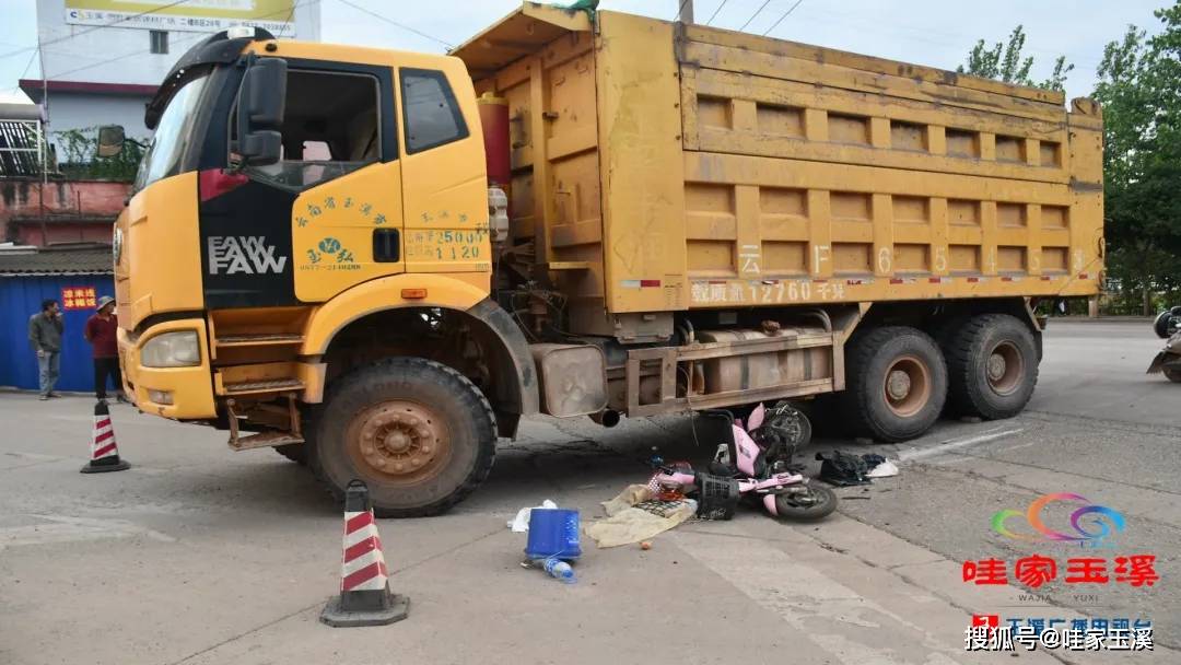 奇迹!大货车碾压电动车 女子躲过一劫