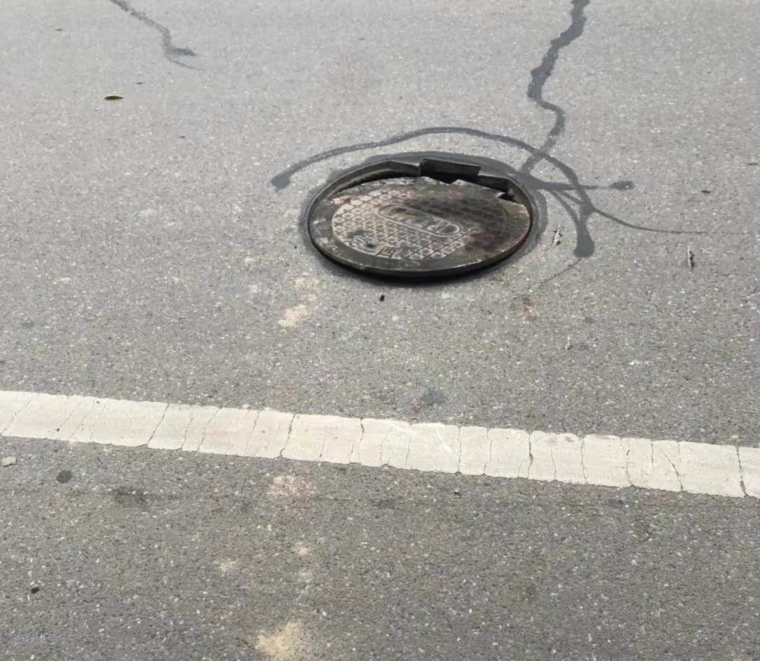 富丽广场井盖子存在安全隐患,请注意!