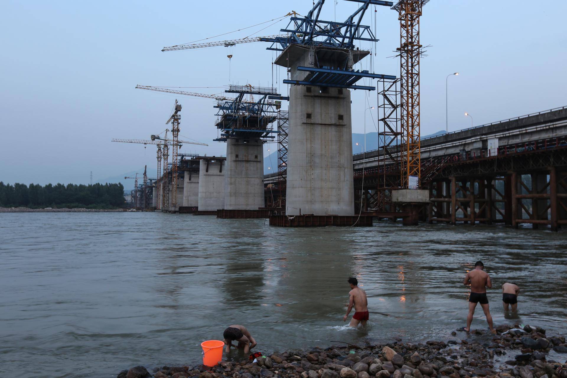 工地的生活区设在新安江公路桥下,没有洗澡间.