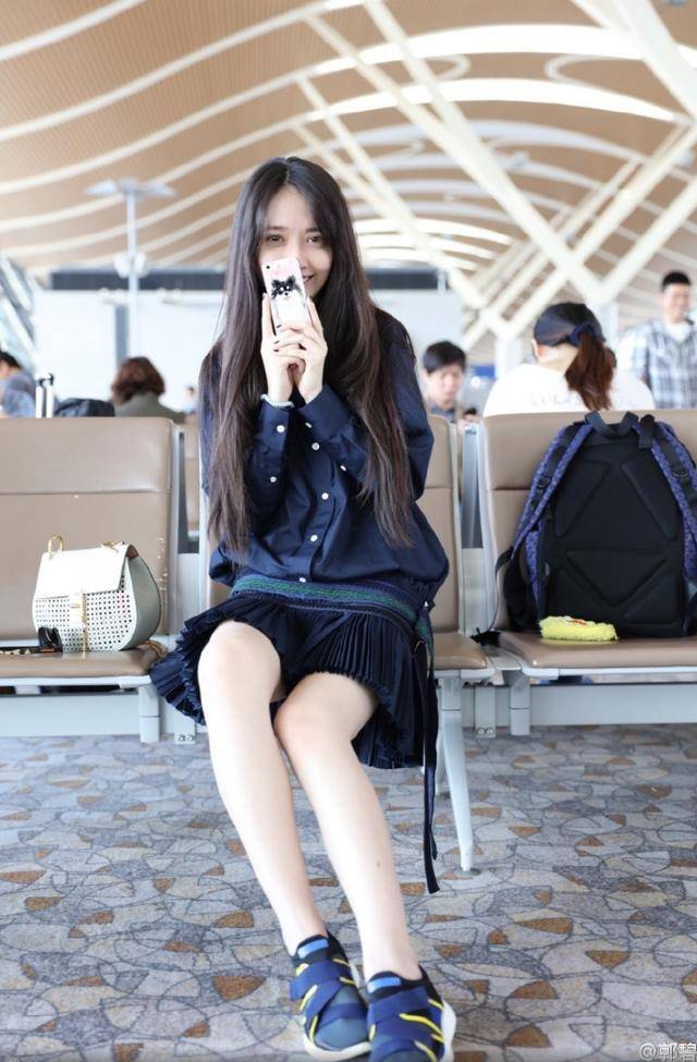 而且郭碧婷的皮肤保养的非常白嫩,一双修长,白皙,纤细的大长腿非常令