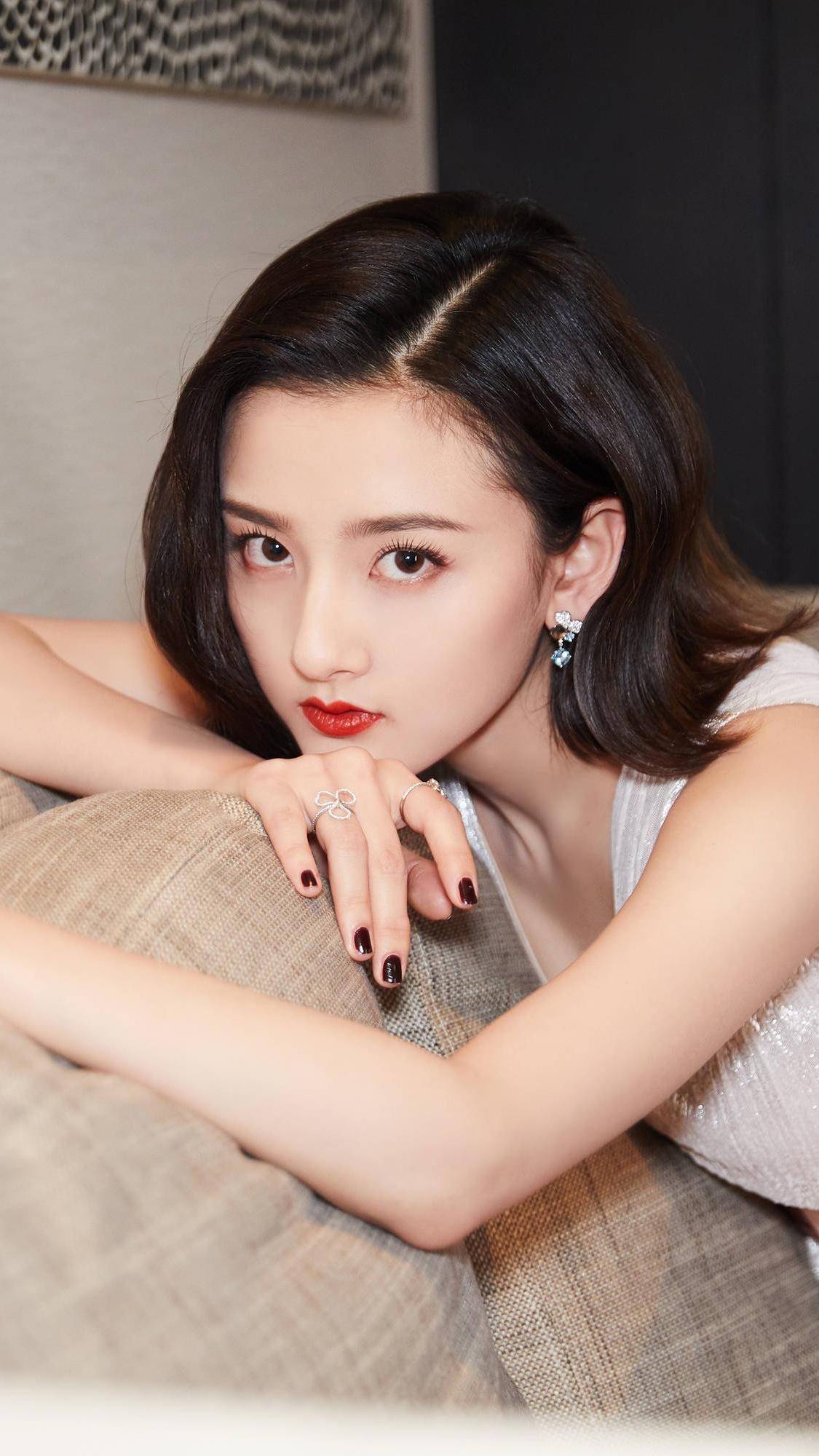 宋祖儿明眸皓齿,顾盼生辉,精致且美艳