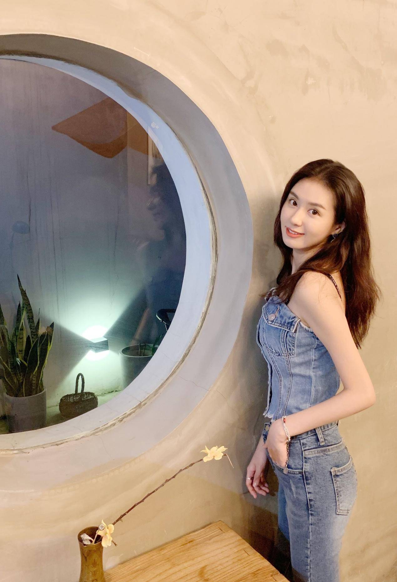 原创郑合惠子真会穿,单肩露脐背心秀出优美曲线,搭配牛仔裤简约时尚