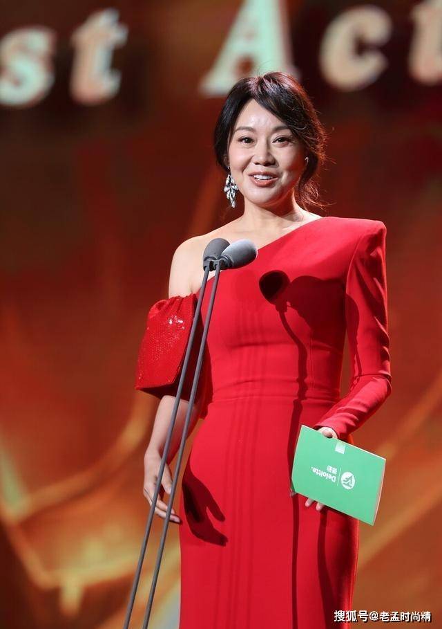 原创49岁闫妮太优雅, 穿白色斗篷裙戴宝石项链, "女王范"十足