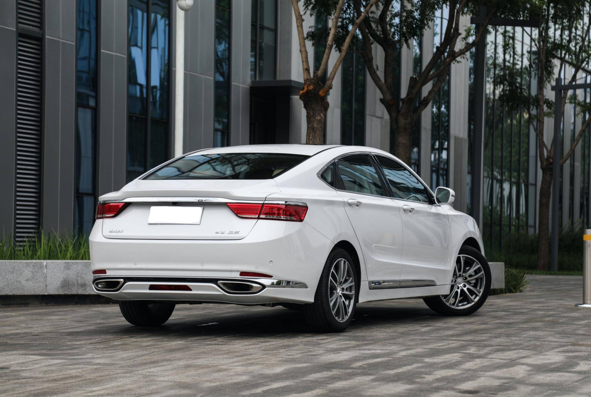 总结一下:吉利博瑞最大的优势,就是它足够气派的外观,虽然定位于b级车