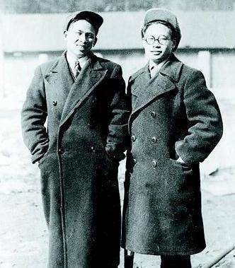 他的精神感动了干部休养连里的政治战士危秀英,两人最终于1935 年12月