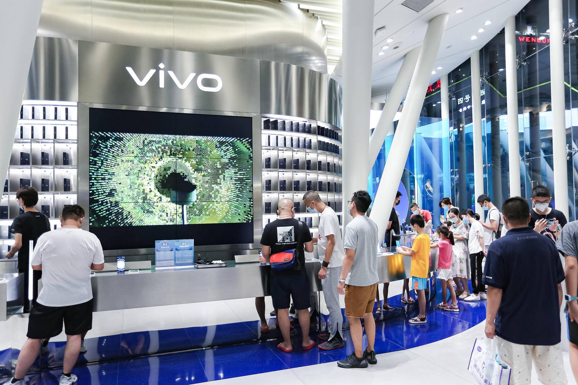 再现火爆首销场景!小姐姐现场体验vivo s7自拍_机身