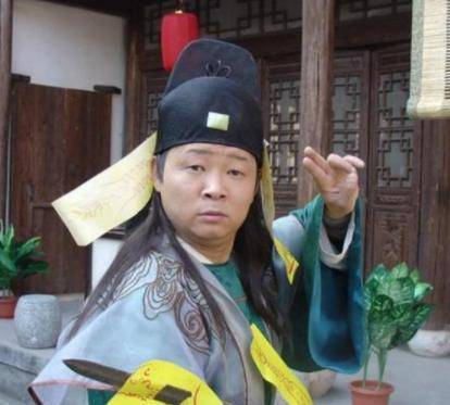 同是饰演三德子一个隐居山林成养鸡大户一个成国家一级演员