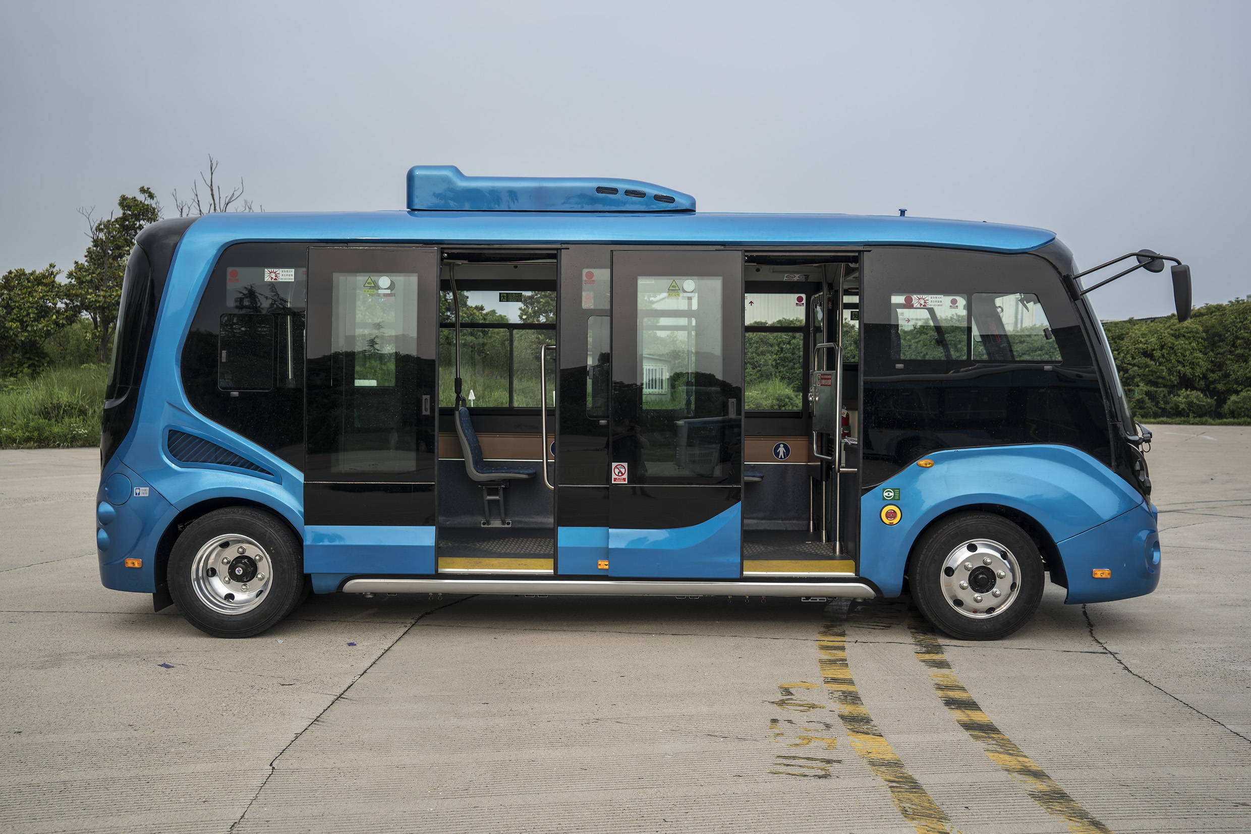 行业首款低入口微公交"来袭"!苏州金龙完成全系列低入口布局