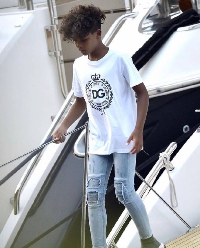 乱糟糟的卷发爆炸头,父母都如此精致,特别是c罗对于发型要求十分苛刻