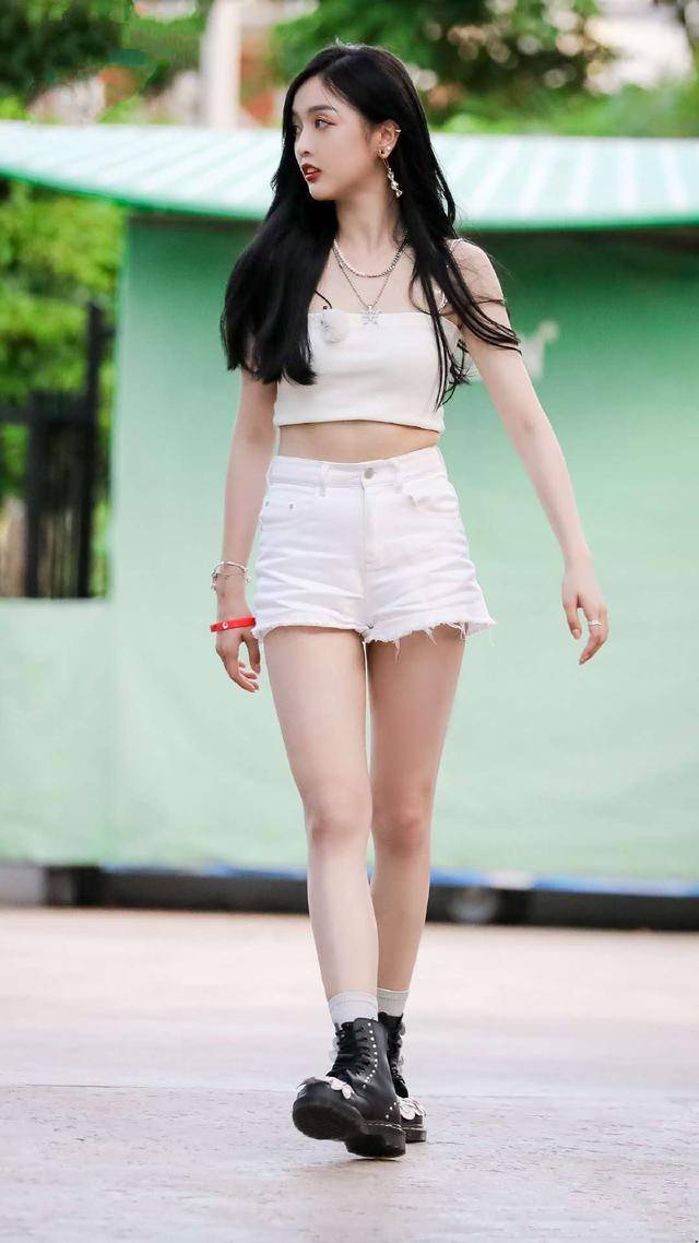 吴宣仪身材火辣藏不住,白色抹胸搭配超短裤,曼妙身材曲线好惹眼