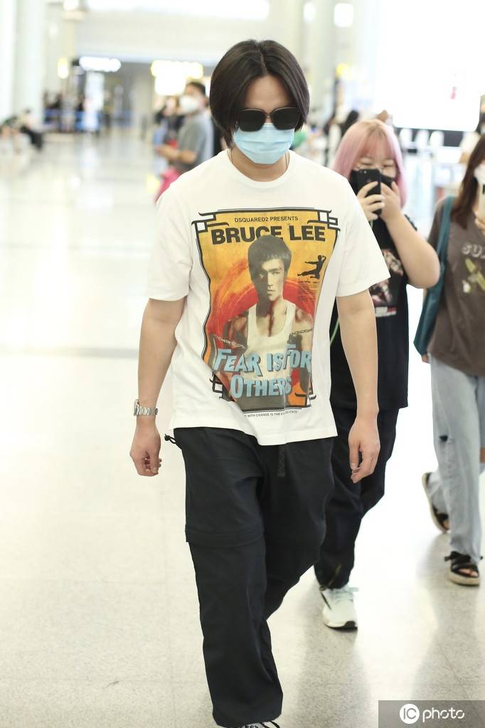 墨镜一戴谁也不爱!尹正黑白搭配打扮休闲