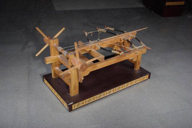 弓床弩诸葛连弩是三国时期蜀国的诸葛亮制作了一种连弩,又称作元戎弩