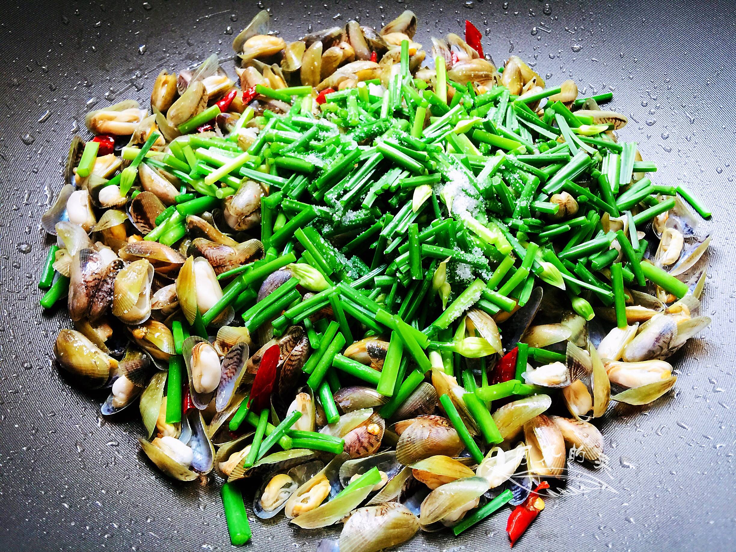 这小海鲜仅15元一斤,立秋后正肥美,和韭菜苔一起炒,鲜掉眉毛!