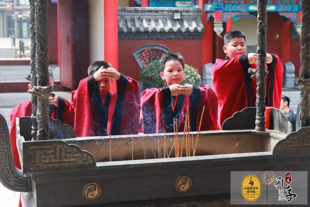 "说明一个人只有学习礼仪,才可使其思想感情潜移默化,形成高尚的道德