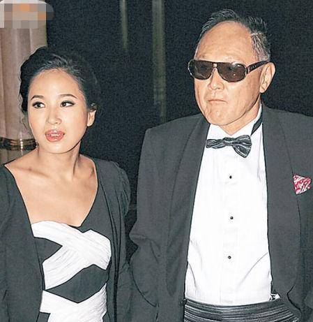 84岁的风流富商,一天约会4女,泡妞上万,为保百亿财产一生不娶_赵世曾