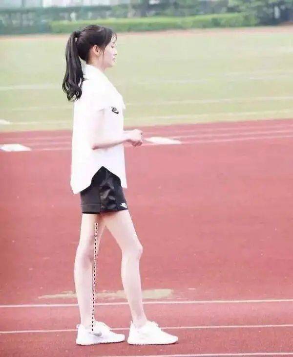 爽妹子的漫画腿一直是她的标签之一,但是看看侧面,是不是很明显看到膝