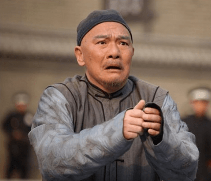 原创58岁的王绘春现身酒局一脸的老相,英姿潇洒的八王爷成了历史