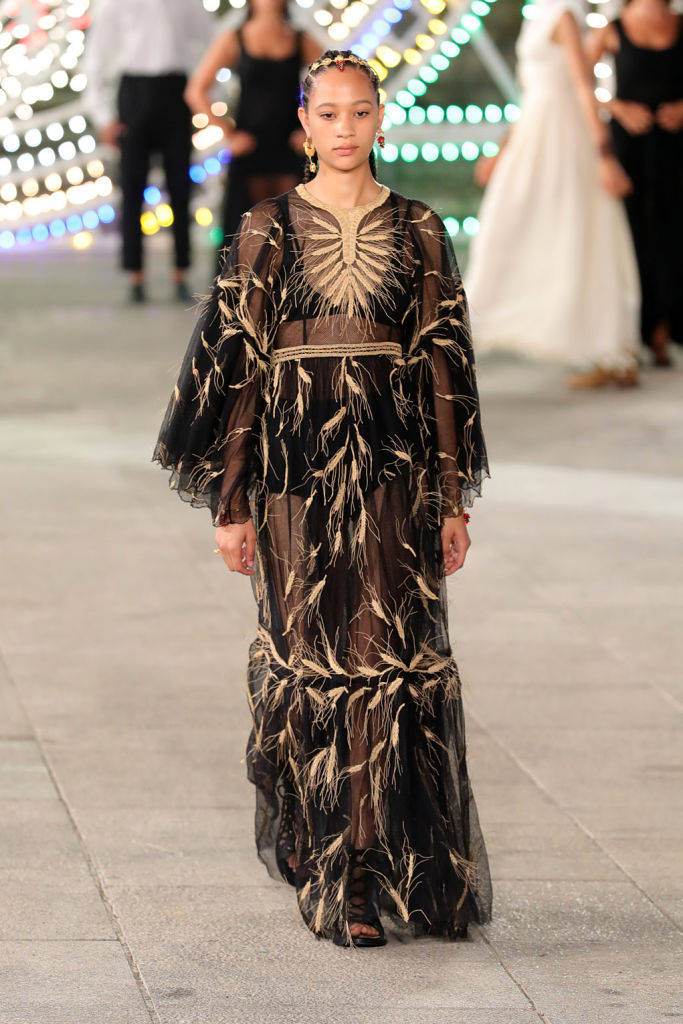 虽然现场没有观众的大骚,布置仍费心思请来艺术家 marinella senatore