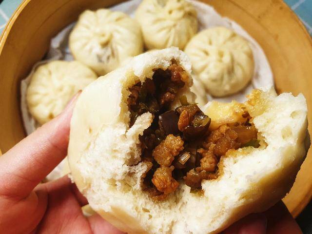 你吃过茄子做的肉包子吗三根茄子半斤五花肉做了两笼茄子酱肉包