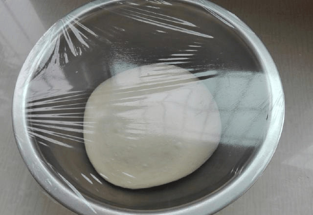 4,发酵至原来面团约两倍大,用手指戳个洞,洞口是不回缩而且也不塌陷