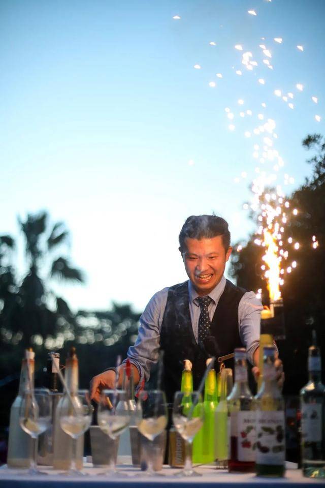 而且酒店还安排了调酒表演,帅气的调酒师把各种瓶子抛向空中,最后调出