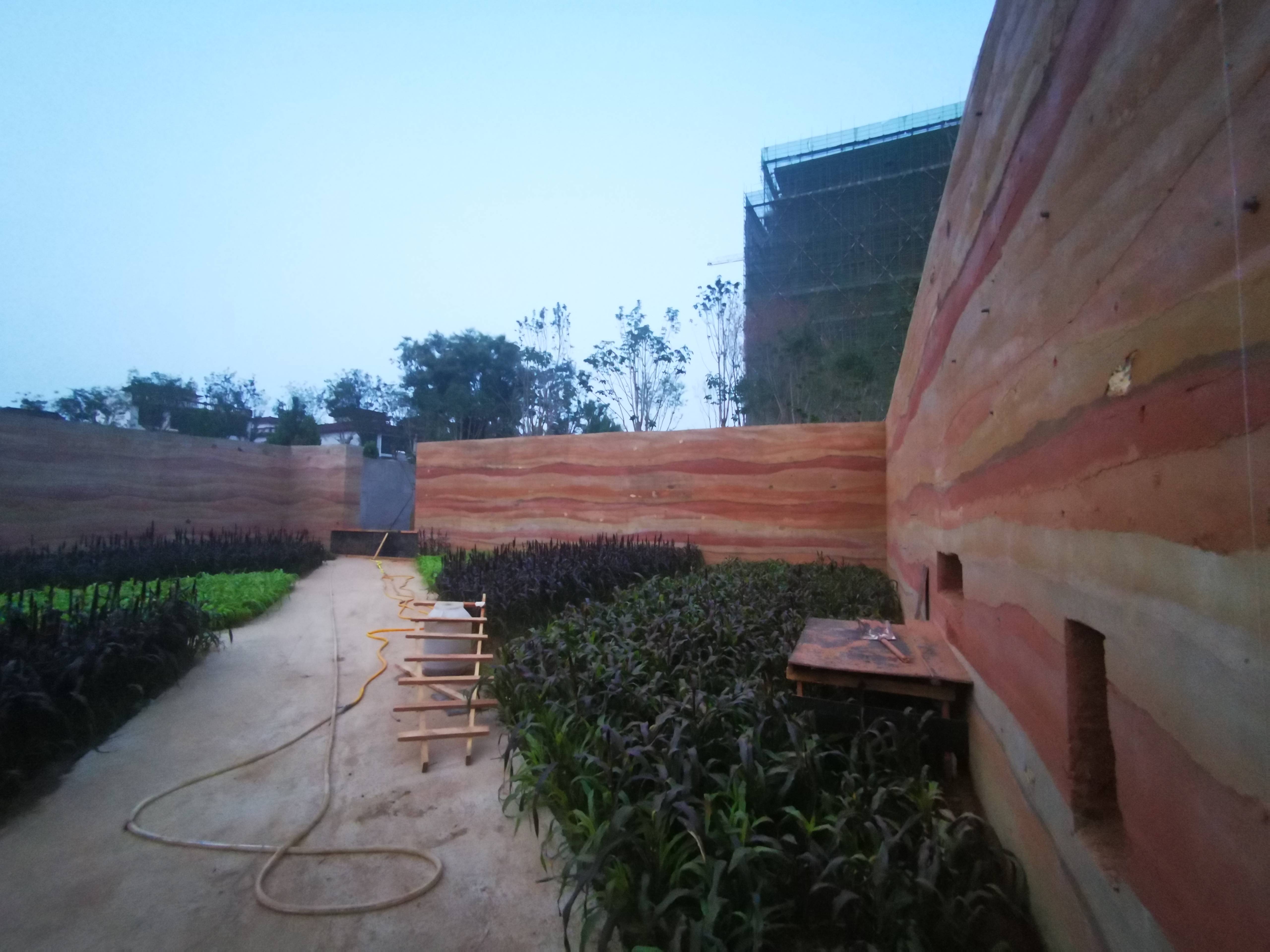 现代城市究竟需要什么样的夯土墙?河北邯郸园博园彩色夯土墙