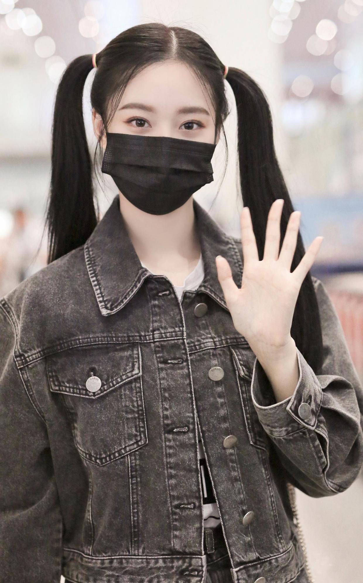 徐艺洋厉害了穿牛仔套装内搭t恤走机场秒变成下一代带货女王