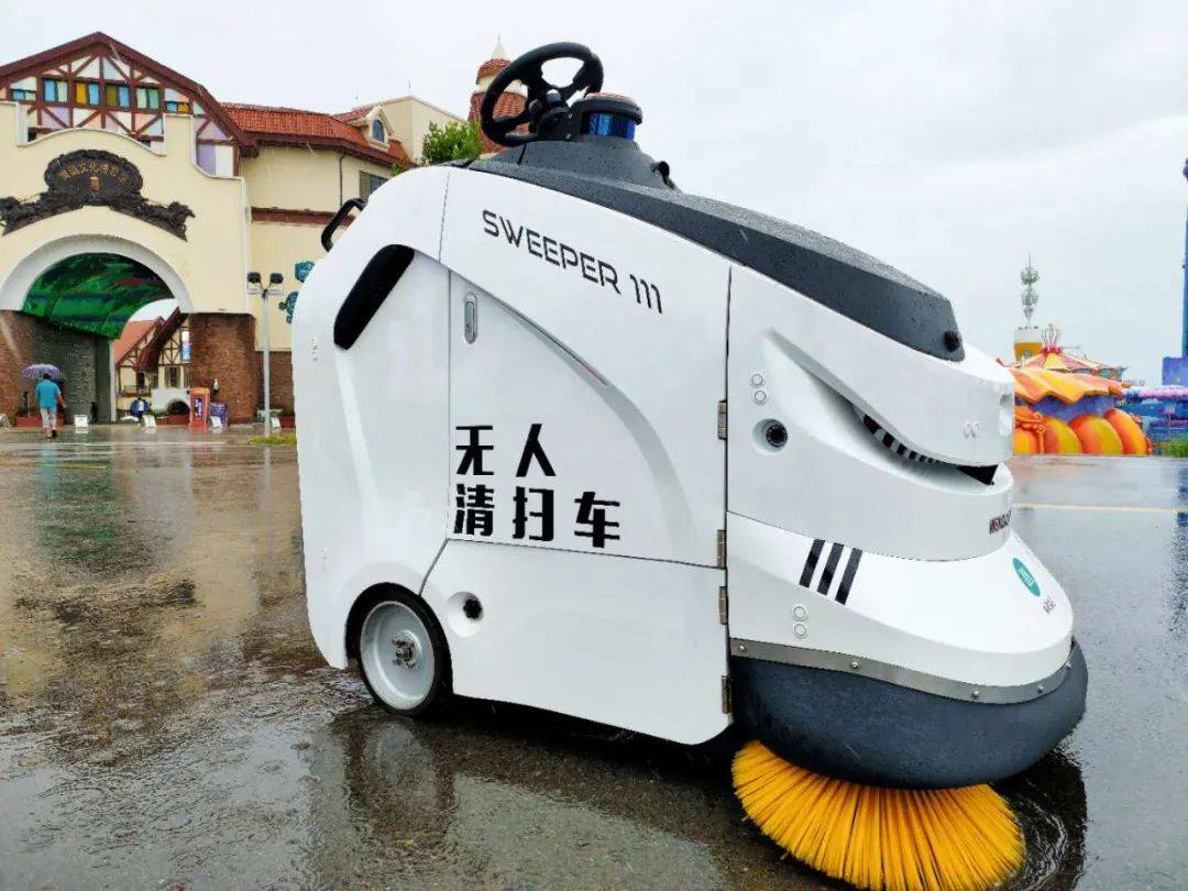 每小时清扫上千平方米智能清洁机器人金沙滩啤酒城内开跑