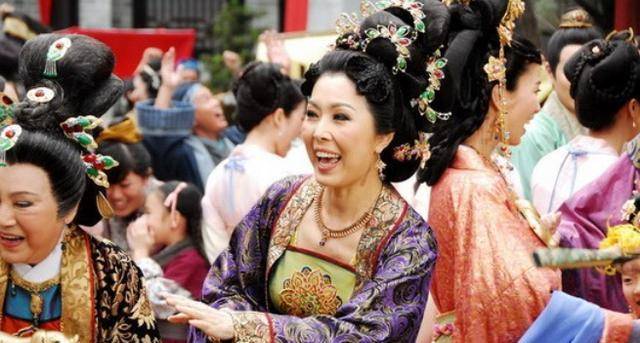 原创62岁老戏骨关菊英离婚后和同性亿万富婆同居两人已相伴十多年