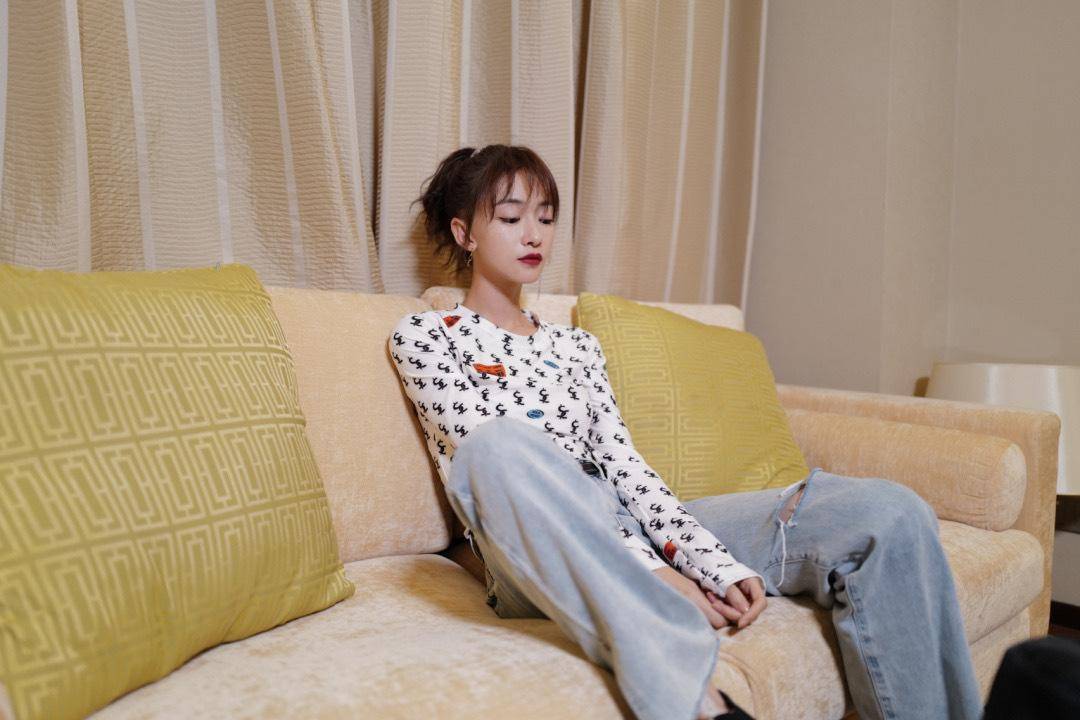 原创吴谨言气质绝了长袖配破洞牛仔裤展现不羁风格时尚感无人能及