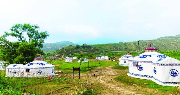 两面锦旗上的大字是方山县圪洞镇郭家湾村党支部,村委会赠送给县纪委