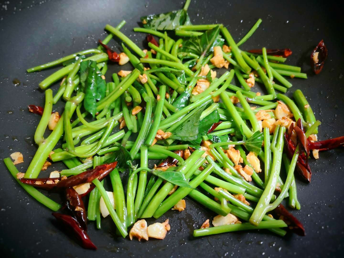 此菜一分钱不花,农村到处都是,清香爽口又营养,比空心菜好吃!