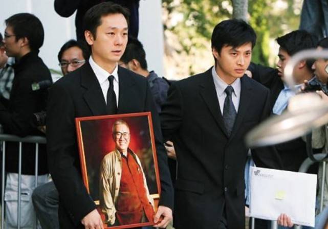 导演早就考虑到了!_遗照