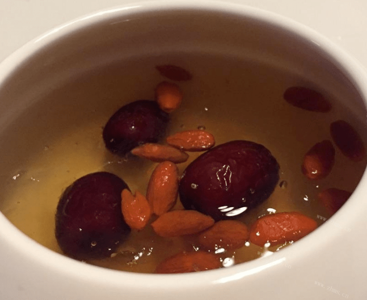 枸杞,搭配红枣,一起泡水代茶饮,对肝脏亦有好处.